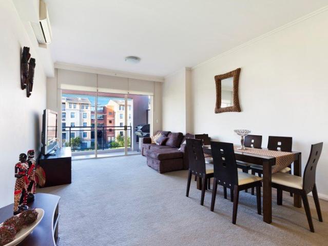 Top Floor Apartment with Harbour Views and Resort Style Facilities