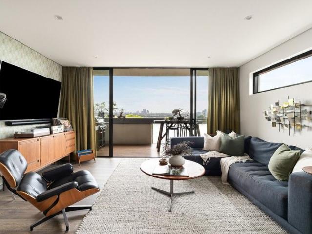 Top Floor Apartment with Iconic Sydney Views