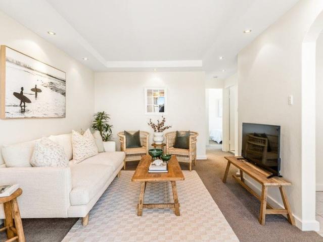 Top Floor Apartment With Ocean Views For Relaxed Beachside Lifestyle, In The Heart of Narrabeen!
