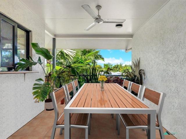 Top Floor Apartment with Mountain Views on Cairns CBD Fringe
