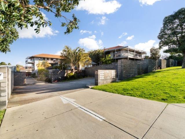 Top Floor Apartment with Spectacular City & Hills Views