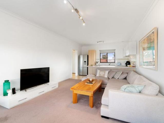 Top Floor Apartment with Spectacular City & Hills Views