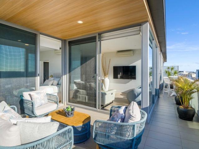 Top Floor Apartment with Stunning River & City Views!