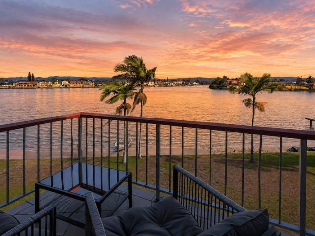 Top Floor Apartment with Sweeping Wide Water & Hinterland Views