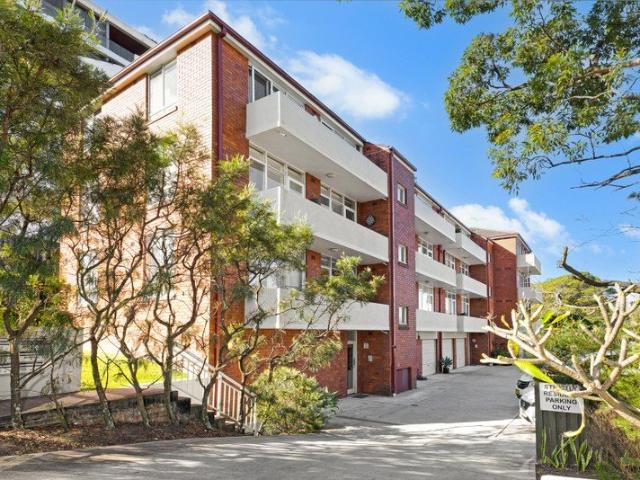 Top floor apartment with panoramic city and mountain views