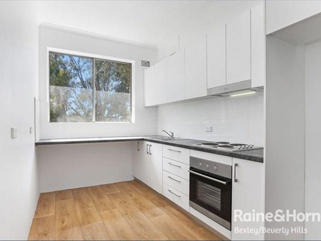 TOP FLOOR APARTMENT WITH PARK VIEWS