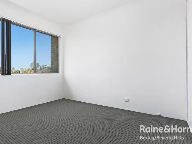 TOP FLOOR APARTMENT WITH PARK VIEWS