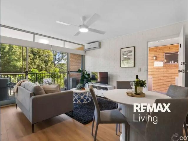 Top Floor Apartment with Park Views in the Heart of St Lucia