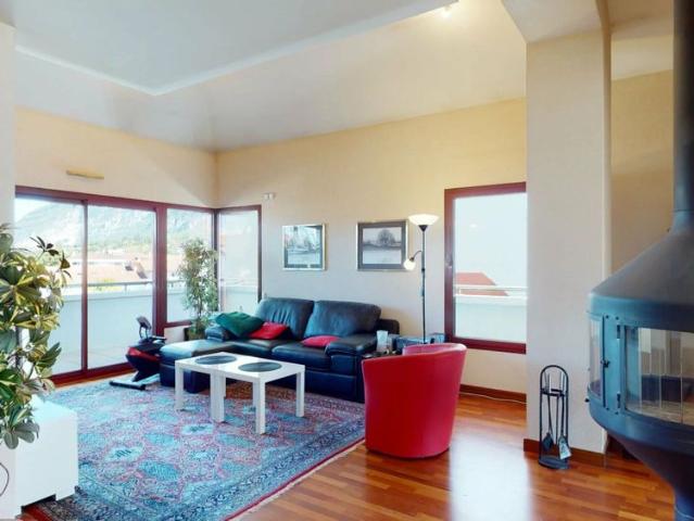 Top floor apartment with terrace, near Croix de Rozon customs station