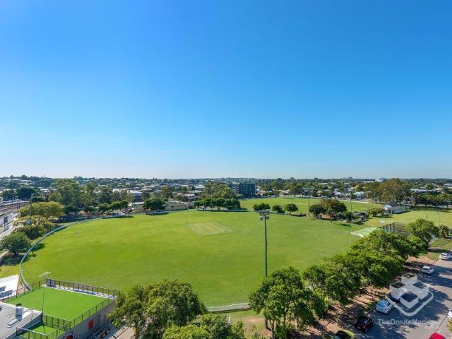 Top floor apartment with Views over Oxenham park