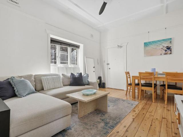 Top Floor Art Deco Apartment With Direct Access to Communal Roof Terrace