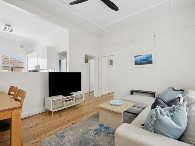 Top Floor Art Deco Apartment With Direct Access to Communal Roof Terrace
