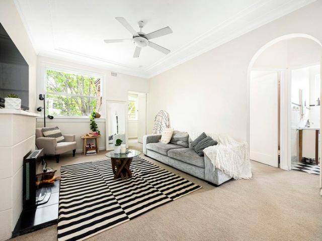 Top Floor Art Deco Apartment with Leafy Outlook, a Level 400m Stroll to the Village