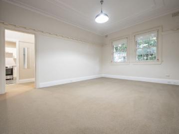 Top floor, Art Deco in supremely central location!