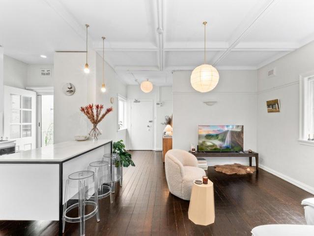Top Floor Art Deco, Recently Renovated in A Prime North East Position Within Netherbow