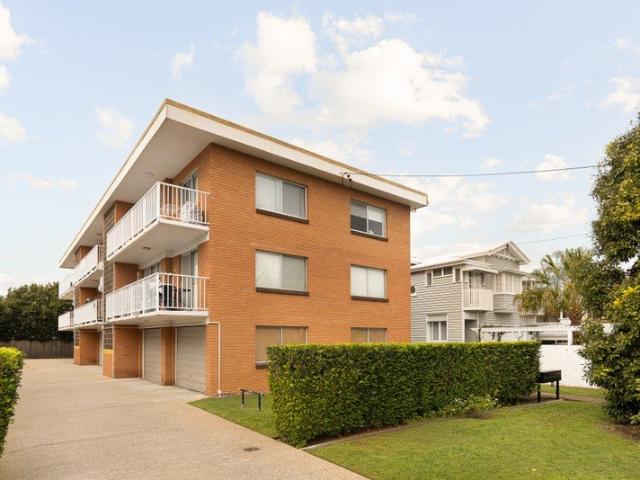 Top Floor Ascot Living in an Unbeatable Lifestyle Location