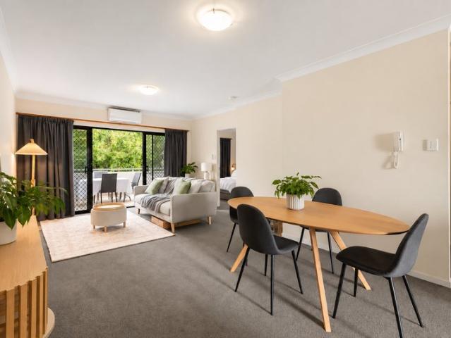 Top Floor Ascot Living with Dual Balconies