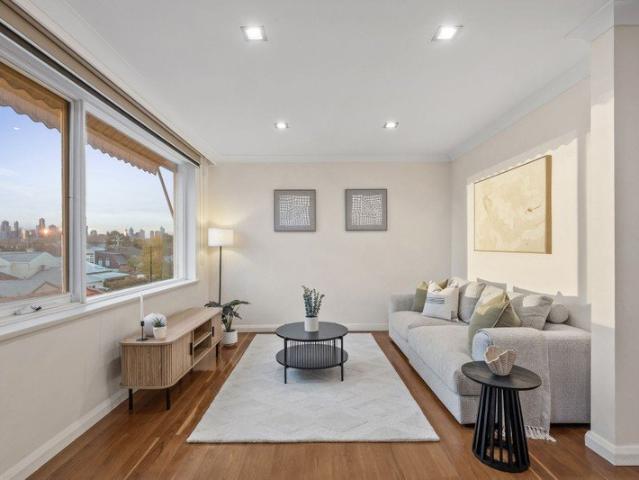 Top Floor Bayside Living with City Skyline Views