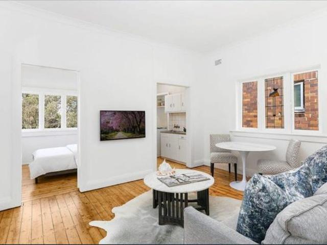 Top Floor Beachside Apartment in Boutique Block