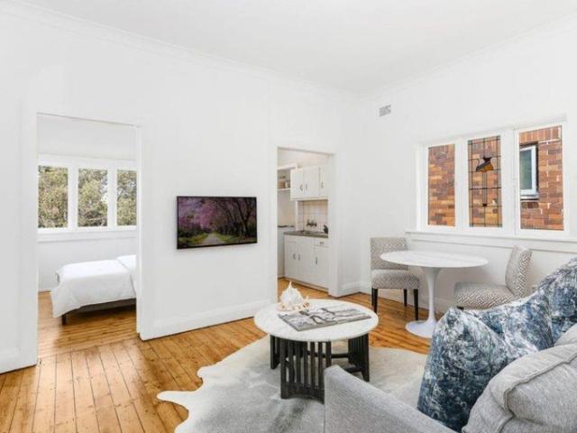 Top Floor Beachside Apartment in Boutique Block