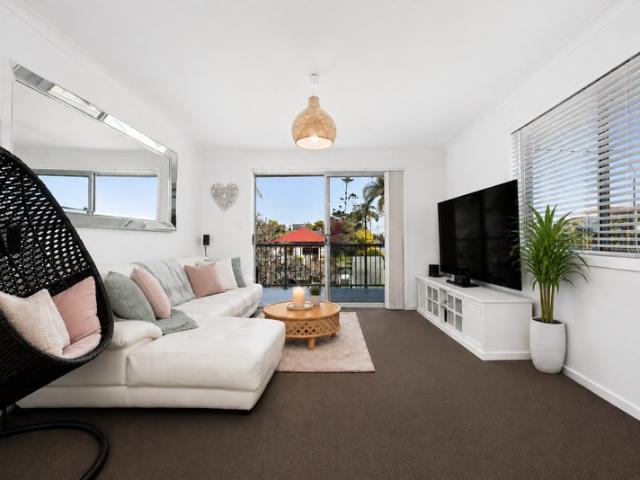 Top Floor Beachside Living 200m to Mermaid Beach!