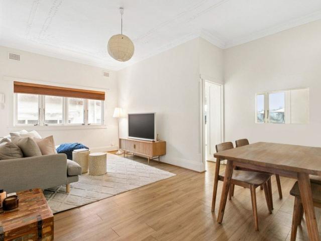 Top Floor Beachside Sanctuary In Art Deco Block Of Six