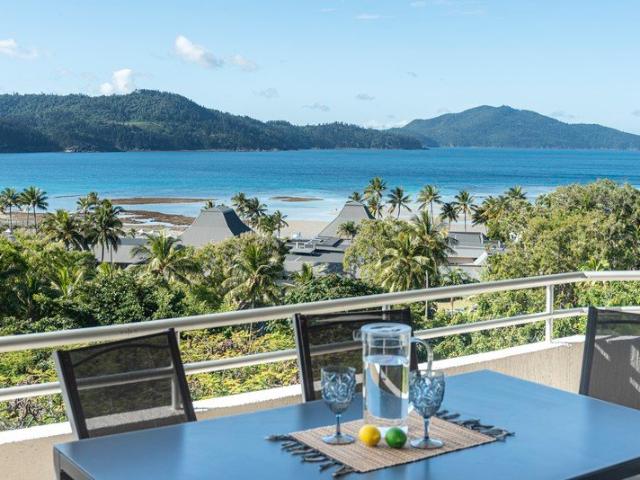 Top Floor Gem with Stunning Catseye Beach Views
