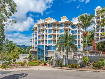 Top Floor Dual Key Apartment with Spectacular Airlie Beach Outlook