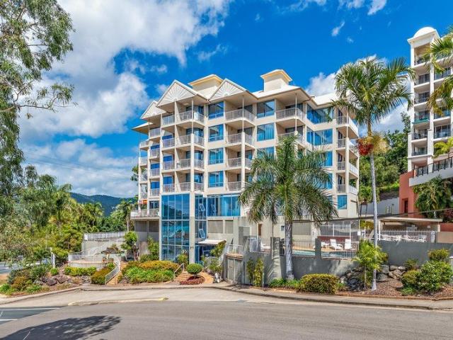 Top Floor Dual Key Apartment with Spectacular Airlie Beach Outlook