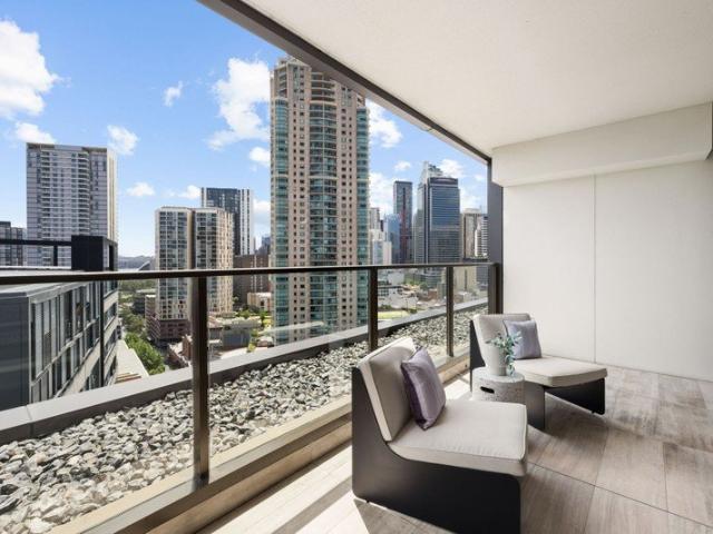 Top Floor Dual Level Apartment in Quay Apartments in Heart of City