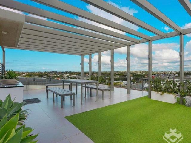 Top Floor East Facing Panoramic Views