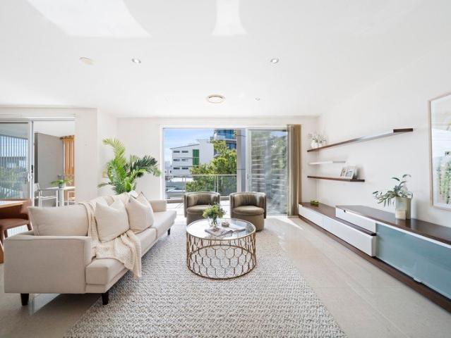 Top Floor Elevated Living in the Heart of Highgate Hill