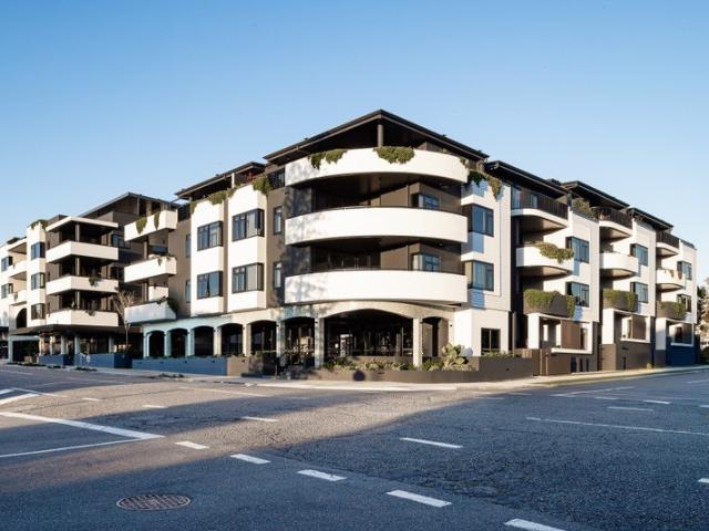 TOP FLOOR EXECUTIVE APARTMENT WITH WATER VIEWS IN MANLY