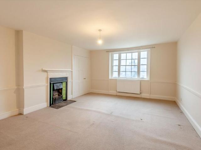 Top floor flat in Old Hatfield