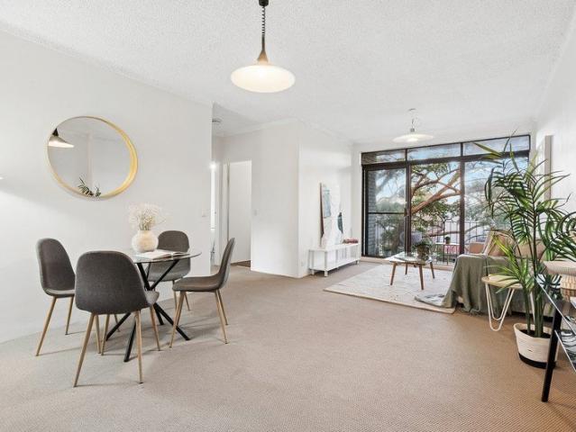 Top Floor Front Facing Apartment In A Lush Leafy Setting