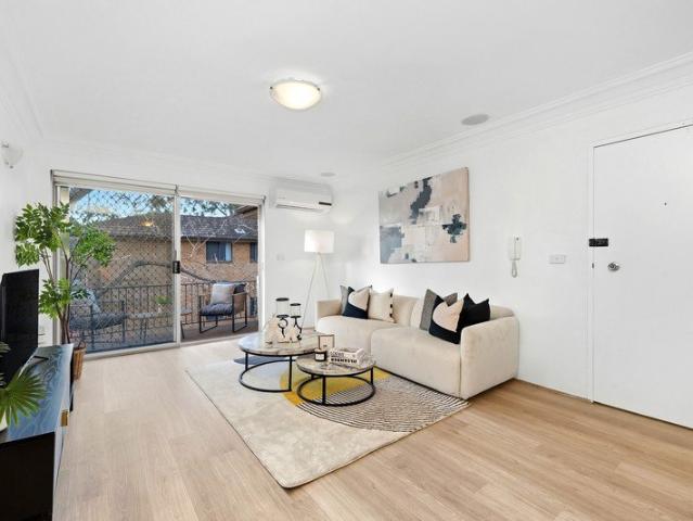Top Floor Full Brick Apartment, Steps to Light Rail