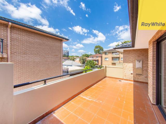 TOP FLOOR FULLY RENOVATED TWO BEDROOM APARTMENT IN PRIME LOCATION