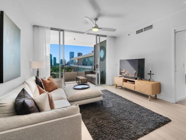 TOP FLOOR, FULLY RENOVATED 1 BEDROOM + MULTIPURPOSE ROOM FRESHWATER POINT