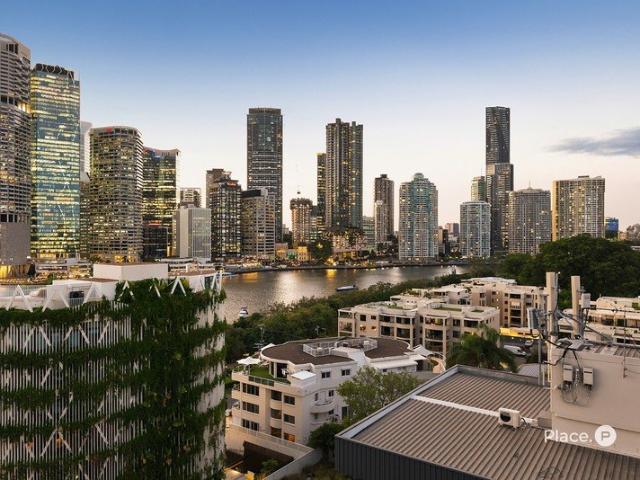 Top Floor Kangaroo Point Residence with Uninterrupted City and Bridge Views