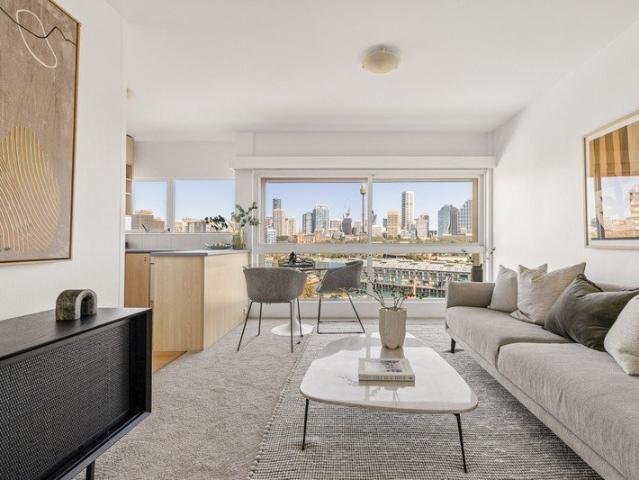 Top floor home / spectacular harbour views / Harry Seidler building