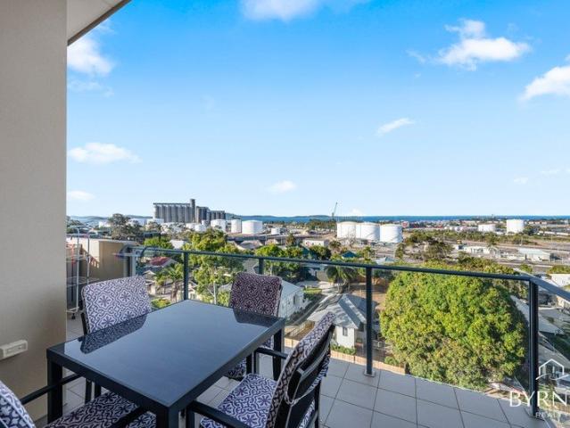 Top Floor Harbour Views, Two Balconies & Space to Spare