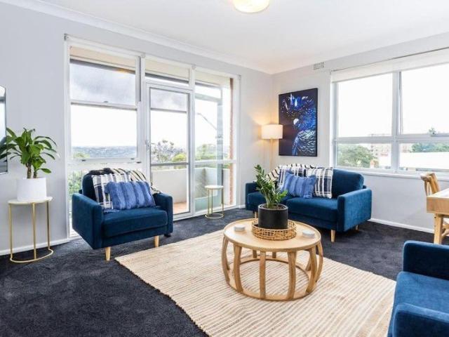 Top Floor Harbour Views 15min Walk to Balmoral Beach, Free Covered Parking 2 Bed | 1 Bath | Sleeps 5 | 95m²