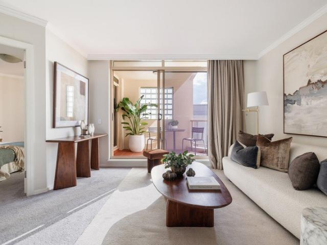 Top floor harbour residence in 'Pinnacle' resort setting