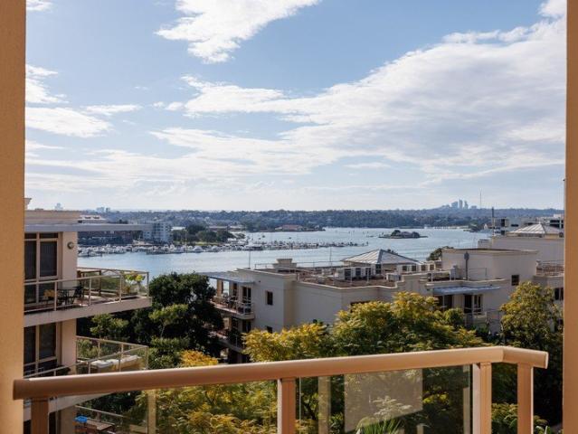 Top floor harbour residence in 'Pinnacle' resort setting