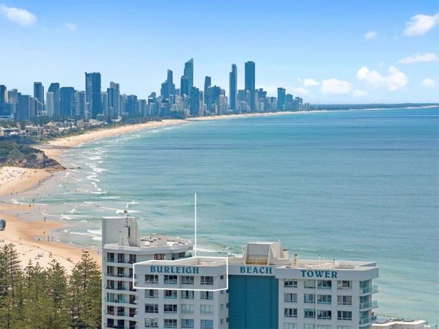 Top Floor, Iconic Beach Front Location