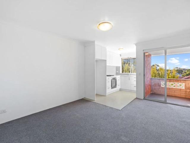 Top Floor, North Facing Apartment with Study Nook in Freshwater