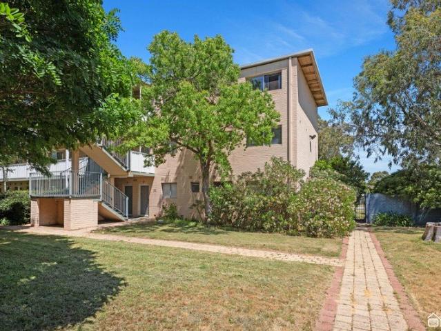 TOP FLOOR LIVING IN A BEAUTIFUL PARKLAND SETTING