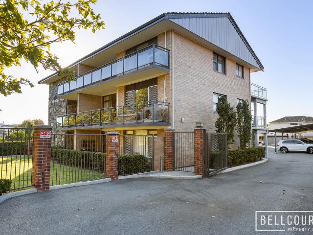 TOP FLOOR LIVING IN THE HEART OF COMO