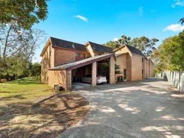 Top Floor Living. Renovated. Walk to Everything Convenience