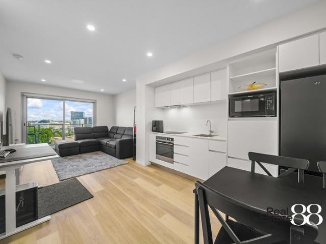 Top Floor Living with City Views